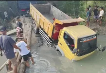 Jembatan Penghubung Antarkampung di Panimbang Ambruk