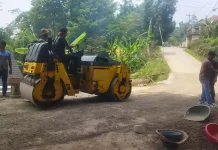 Warga Pandeglang Swadaya Aspal Jalan Rusak