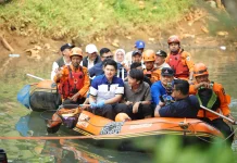 Partai Demokrat Gelar Aksi Bersih Sungai Cipunten Ageung Sambut HUT ke-25