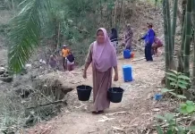 Kemarau Panjang, Warga Cikeusik Manfaatkan Air Sungai Keruh