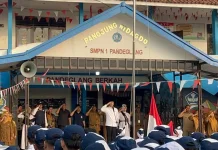 Mentrans Iftihan Pimpin Upacara di SMPN 1 Pandeglang