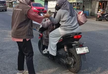 Relawan Fesbuk Banten News Bagikan Masker Gratis ke Warga