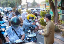 Wali Kota Sachrudin Bagikan Masker ke Masyarakat