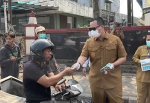 Masker Langka, Pemkot Serang Bagikan Masker Gratis Kepada Warga