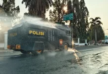 Polres Pandeglang Bersihkan Abu Vulaknis di Jalan Sekitar Alun-alun