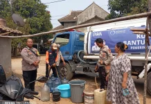 Sebanyak 130 KK Situregen Terima Bantuan Air Bersih dari Polsek Panggarangan