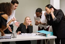 Tak Harus Jadi Bestie, Begini Cara Menjaga Profesionalitas di Kantor