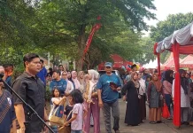 Ratusan Warga Padati Alun-Alun Timur Rangkasbitung, Ikuti Festival Murak Kadu 2026