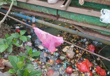 Minim Fasilitas, Sampah Plastik Menumpuk di Bawah Jembatan Carita
