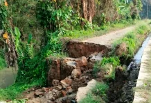 Longsor Putus Akses Jalan Utama Bojong - Saketi