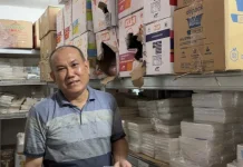 Gery Bertahan Belasan Tahun Jualan Plastik Ditengah Kesepian