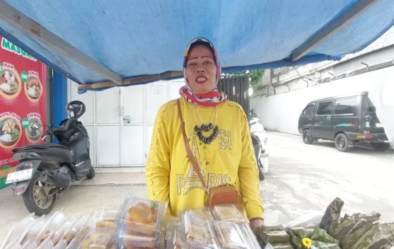 Nana Setia Berjualan Takjil Demi Keluarga