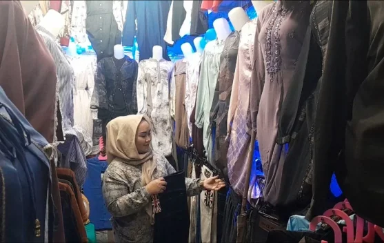 Pedagang Pakaian Pasar Badak Pandeglang Keluhkan Penurunan Pembeli