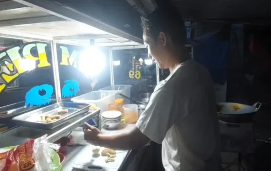 Tiga Dekade Sidik Menggeluti Usaha Pempek di Pinggir Jalan