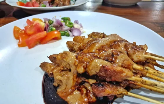 Tip Atasi Rasa Berminyak Usai Menikmati Sate Ayam