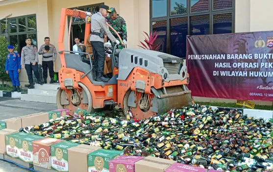 Sebanyak 7733 Botol Miras Hasil Operasi Pekat Dimusnahkan