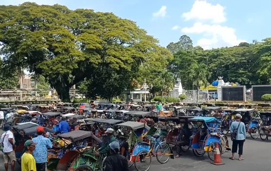 Pendapatan Menurun saat Ramadan Tukang Becak Terima Bantuan