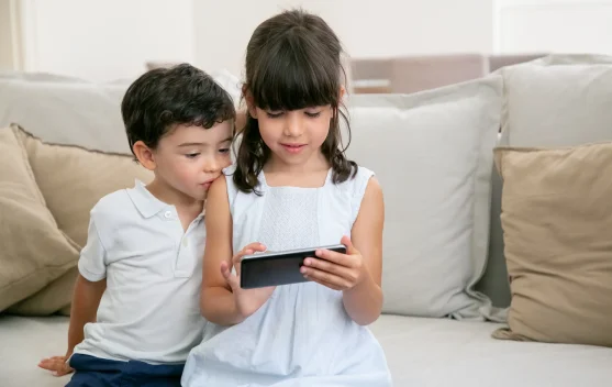 Orang Tua Jadi Faktor Anak Kecanduan Gadget