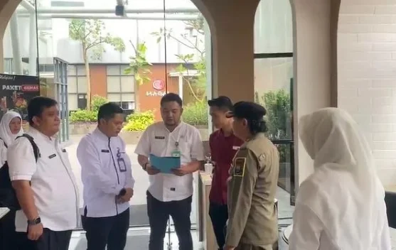 Sejumlah Restoran di Kelapa Dua Dipasangi Stiker