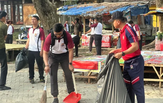 KN Tanjung Datu 301 Lakukan Jumat Asri di Tasikardi