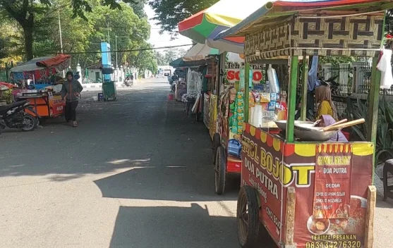 Terpinggir Relokasi, Pedagang Kecil Menahan Derita Hidup