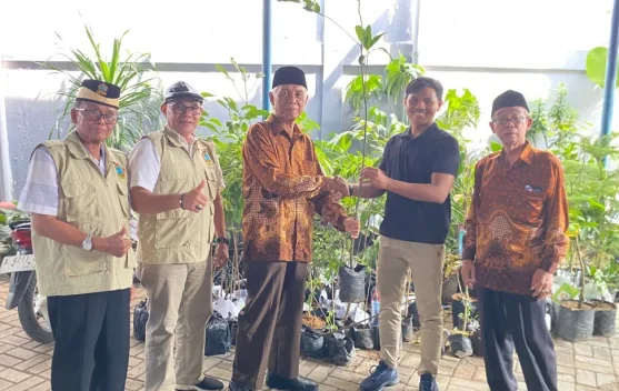 Taspen Serang Serahkan 85 Bibit Pohon kepada PWRI