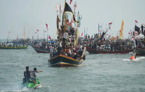 Meriah! Ruwat Laut di Carita Sedot Ribuan Wisatawan
