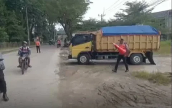 Polisi Tindak Truk Angkut Galian C Langgar Jam Operasional di Lebak