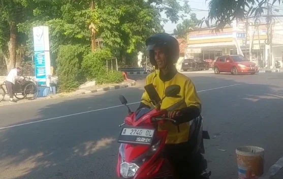 Semangat Adi Mengaspal Demi Masa Depan Keluarga Tercinta