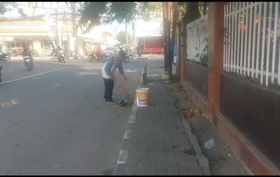 Dibalik Sapu Lidi Pak Juman : Menyapu Jalan, Menyapu Harapan untuk Masa Depan