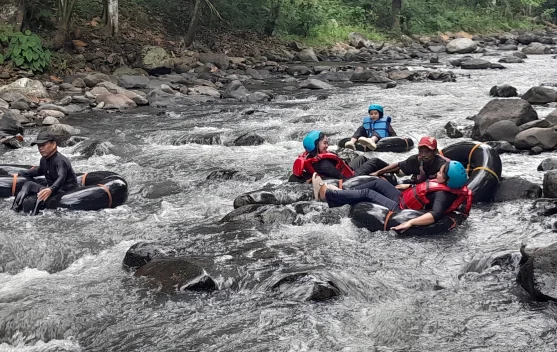 Keseruan Arum jeram di Kampoeng 165 Padarincang