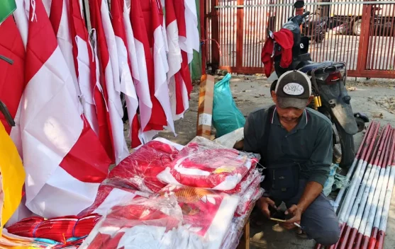 Pedagang Bendera di Serang Hadapi Persaingan Penjualan Online Sebelum HUT RI