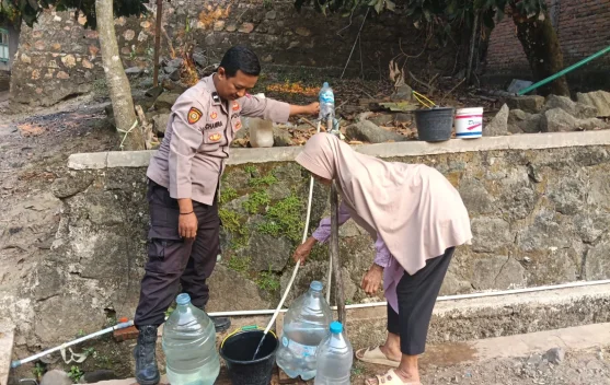 Polsek Sajira Perbaiki Sumur Bor Bantu Warga Kekeringan