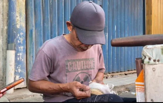 di Balik Lapak Sol Sepatu, Pak Hatib Menjaga Mata Pencaharian
