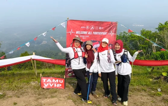 Cerita Dua Generasi Rayakan Hari Kemerdekaan di Puncak Gunung Gedor