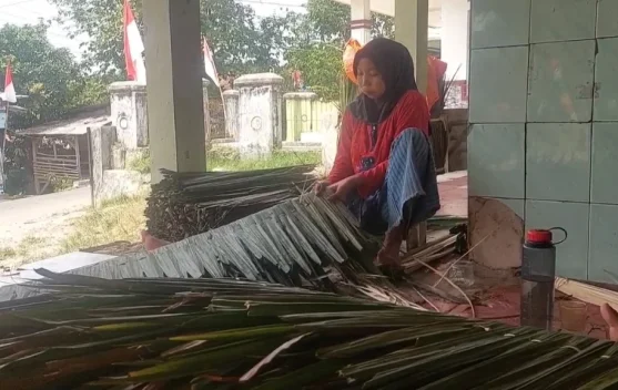 Dari Pabrik ke Atap Rumbia, Aji Buka Lapangan Kerja