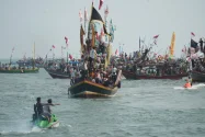 Meriah! Ruwat Laut di Carita Sedot Ribuan Wisatawan