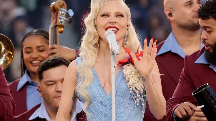 Lady Gaga Kejutkan Dunia di Super Bowl LX Halftime