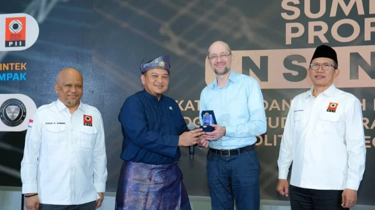 Polibatam Kukuhkan Insinyur Profesional Angkatan Tujuh