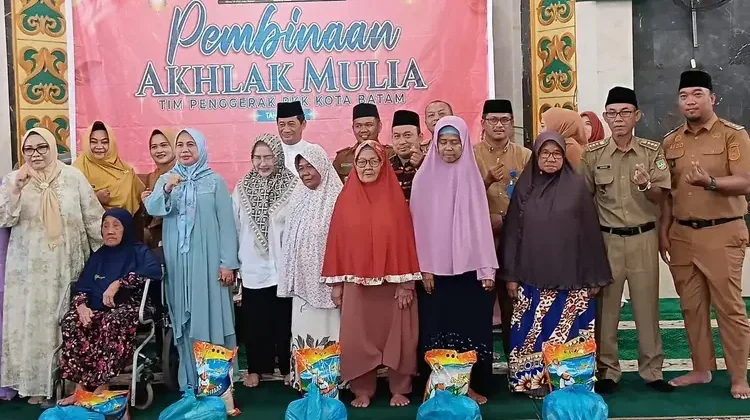 BAZNAS dan TP PKK Batam Salurkan Sembako di Sekupang