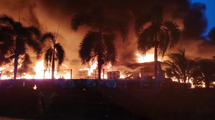 Pabrik Karet di Kawasan Industri Sengkang Johor Terbakar