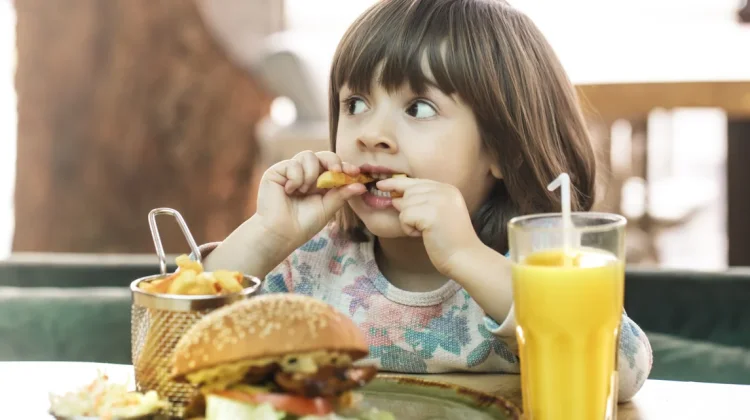 Kebiasaan Keluarga Pengaruhi Pola Makan Anak