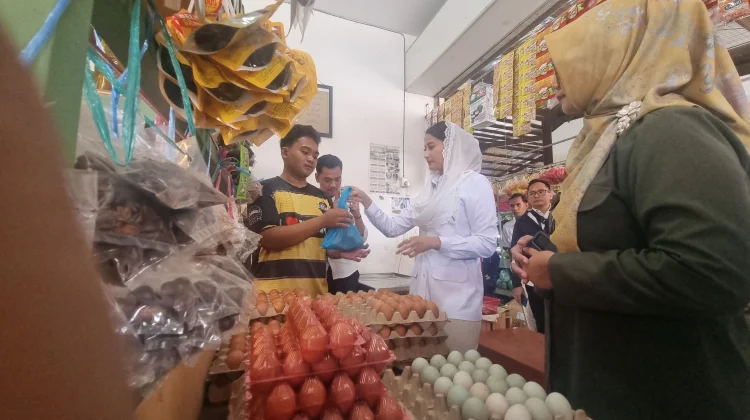 Kunjungi Pasar Tradisional Batam, Wamendag Pastikan Harga Bahan Pokok Stabil