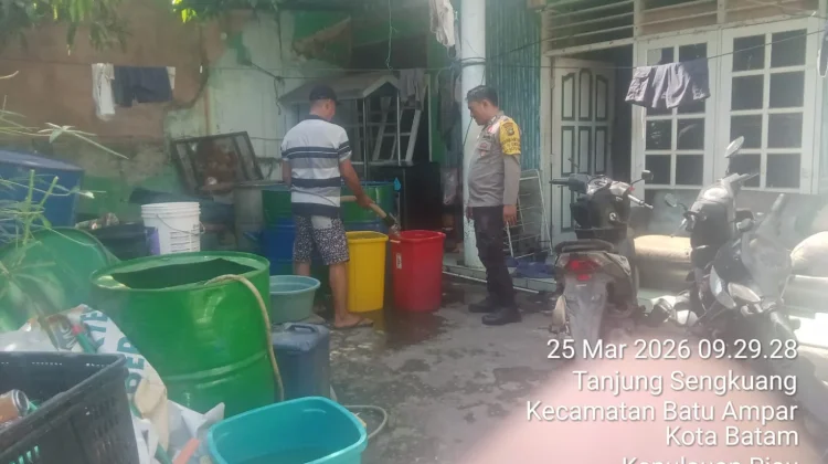 Lagi, Polisi Awasi Distribusi Air Bersi Di Batu Ampar