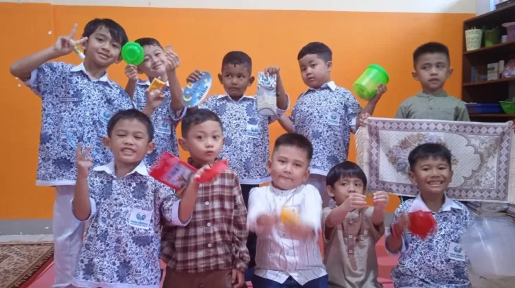 Kesibukan Orang Tua jelang Anak Kembali Masuk Sekolah