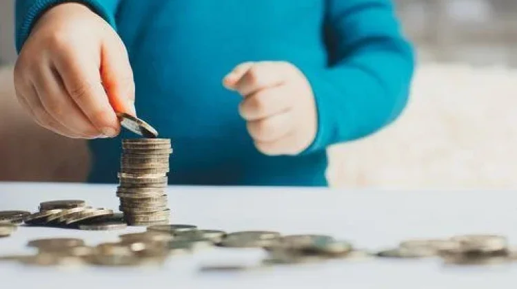 Tips Komunikasi Seru Ajak Anak 'Investasikan' Uang THR-nya