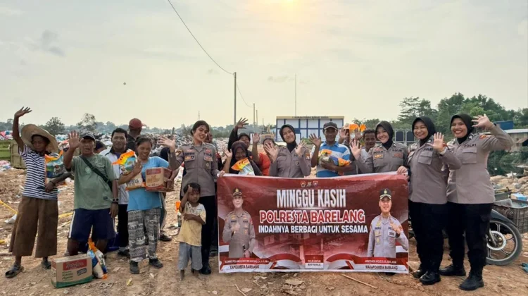 Polwan Polresta Barelang Berbagi Kasih di Tengah Warga TPS Jodoh