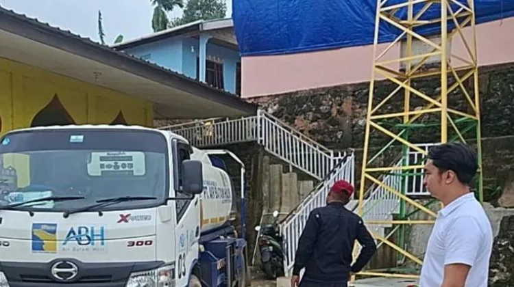 Hari ke-66 Penyaluran Air Bersih, Polsek Batu Ampar Konsisten Bantu Warga Terdampak