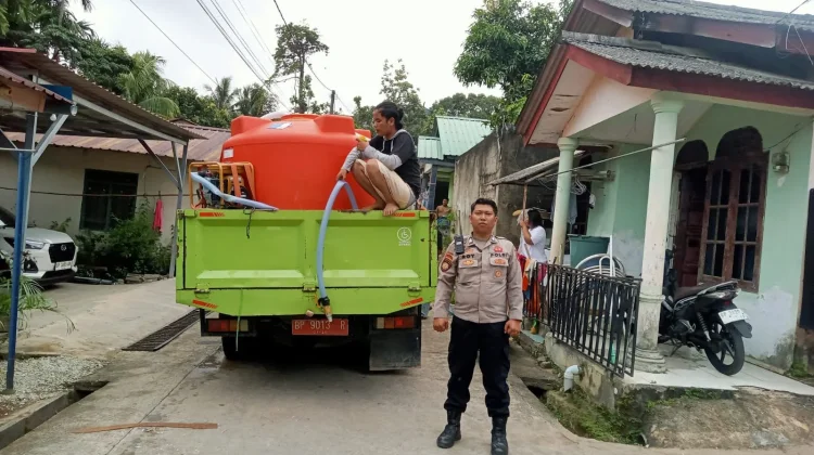 Polisi Kawal Distribusi Air Bersih bagi Warga Terdampak di Batam
