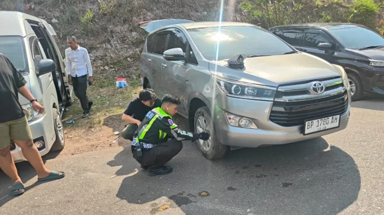 Polisi Bantu Pengendara Alami Ban Bocor di Jalur Barelang Batam